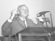 Alfred Vogel luennoimassa Alfred Vogel luennoimassa